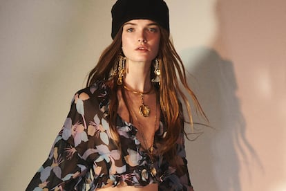 Las largas melenas son un complemento imprescindible del estilo ‘boho’ que ha rescatado Chemena Kamali para Chloé (en la imagen, su propuesta Resort 25).