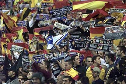 Integrantes del grupo Ultras Sur, en 2002, en un partido de la Liga de Campeones contra el Barcelona.