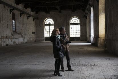 Isabel Ojeda, directora de Cultura del Ayuntamiento, y Javier Huesa, jefe del Servicio de Sostenibilidad e Innovación Urbana de la Gerencia de Urbanismo, en la sala de los Grabados.