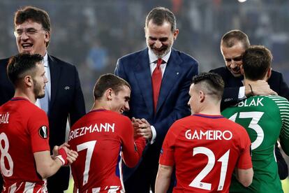 El rey Felipe VI (c) felicita a los jugadores del Atlético de Madrid, tras vencer al Olympique de Marsella en la final de la Liga Europa.
