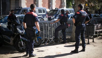 Agentes de los mossos trabajan en los exteriores del Parlament.