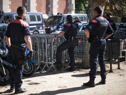 Agents dels mossos treballen a l'exterior del Parlament.