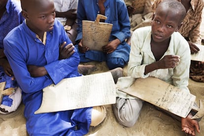 Un grupo de niños en la madrasa, la escuela coránica en la que la educación se basa en el Corán y los textos islámicos.