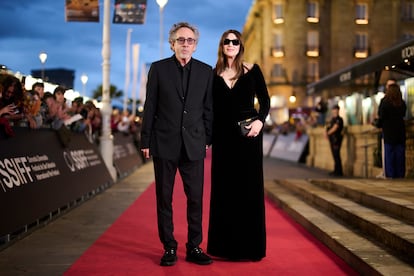 Su actual pareja es el director Tim Burton, junto al que hace unos días posaba a su paso por nuestro país con motivo del estreno de un documental sobre Maria Callas en el Festival de Cine de San Sebastián y que acaba de dirigirla en Bitelchús, Bitelchús. El paso de los años no la ha hecho renunciar a su característica elegancia típicamente italiana (el negro es su color fetiche) y muy sensual y, en esta ocasión, se enfundó en un vestido de Nina Ricci.