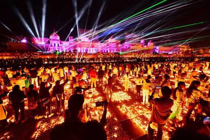 Vista de un espectáculo de láser a orillas del río Sarayu durante las celebraciones de Deepotsav, en vísperas del festival hindú de Diwali en Ayodhya, la India.