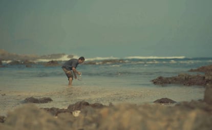 Gonzalo Campero recogiendo agua de mar en la costa de Antofagasta (Chile).