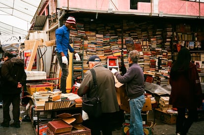 personas comprando libros en Santiago de Chile. Liberales y neoliberales