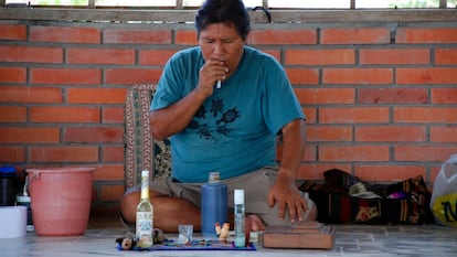 En un fotograma del documental 'El chamán y la ayahuasca', el curandero José Campos, detenido en marzo de 2022 en Ciudad de México