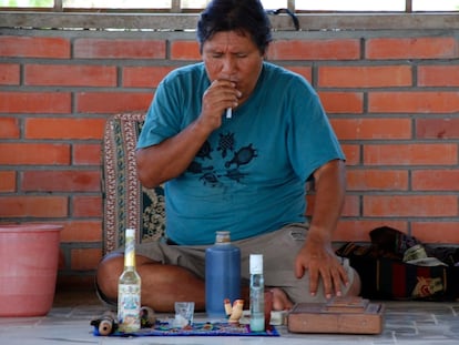 El curandero y chamán, José Campos, en un fotograma del documental 'El chamán y la ayahuasca' (2010).