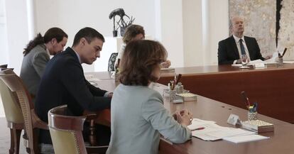 Varios ministros con el presidente de Gobierno, Pedro Sánchez, en el Consejo de Ministros del sábado.