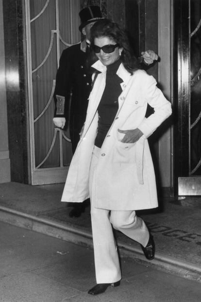 Jackie Onassis con jersey de canal, gabardina y pantaln de campana en una imagen tomada en 1970.