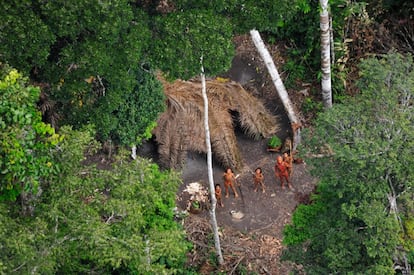 Povo indígena isolado avistado na Amazônia brasileira.