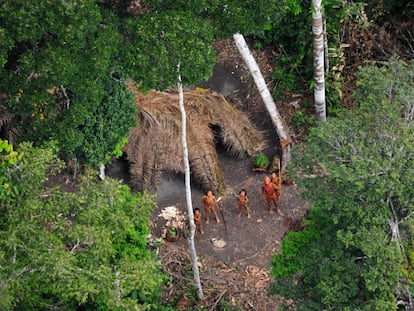 Povo indígena isolado avistado na Amazônia brasileira.