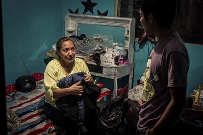 En víspera de la Nochebuena de 2020, Rosa Menchú prepara la mochila
con la que emigrará a Estados Unidos. Frente a ella está su hijo Leo, de 16
años, que se queda con su tía. “Sé que no regresaré en mucho tiempo por
las deudas que tengo. Eso no se lo he contado a mi familia”, dice.<br><br>Esto provoca que miles de niños guatemaltecos crezcan solos. Según el Banco Interamericano de Desarrollo, la mitad de los emigrantes centroamericanos se separa de sus hijos. Se suelen ir con la idea de mantenerlos enviándoles dinero y con el anhelo de reagruparse en Estados Unidos.<br>