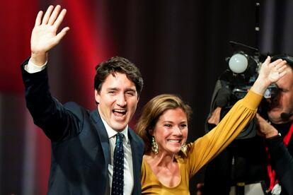 El líder liberal y primer ministro canadiense Justin Trudeau y su esposa Sophie Gregoire Trudeau suben al escenario después de las elecciones federales en el Palacio de Congresos de Montreal, Quebec (Canadá), el 22 de octubre de 2019.