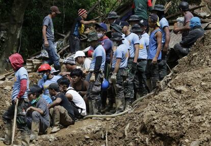 Equipos de rescate durante las labores de búsqueda en la mina de Itogon, en el norte de Filipinas, donde el tifón Mangkhut provocó un deslizamiento de tierra.