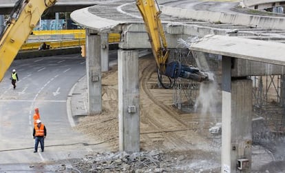 Trabajos de demolición del anillo viario elevado de la plaza de las Glòries.