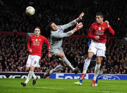 Cristiano Ronaldo marca de cabeza frente a Julio Cesar.