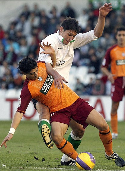 Zigic, a la derecha, pelea por un balón con Vázquez.