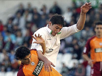 Zigic, a la derecha, pelea por un balón con Vázquez.