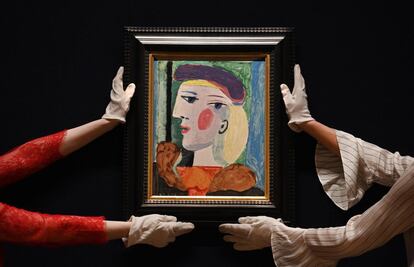 Personal de Bonham's presenta la obra de Picasso 'Femme au Beret Mauve' (Mujer con boina malva), que se espera que alcance un precio en subasta de entre 10 y 15 millones de dólares en la próxima venta que se celebrará en Nueva York el 13 de mayo.
