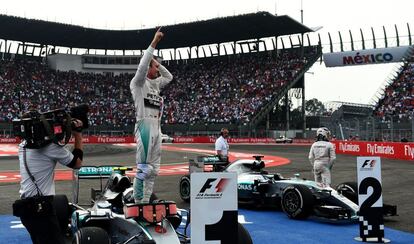 El piloto Nico Rosberg (i) celebra su victoria junto al piloto Lewis Hamilton, ambos de la escuder&iacute;a Mercedes.