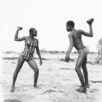 <i>Combate de piedras entre amigos</i> <b>(1976), foto</b> de Malick Sidibe.