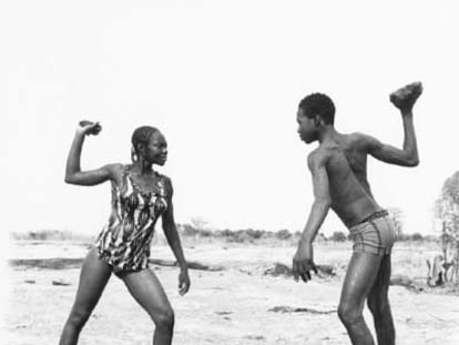 <i>Combate de piedras entre amigos</i> <b>(1976), foto</b> de Malick Sidibe.