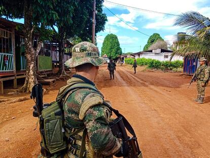Militares colombianos resguardan las calles de Argelia (departamento del Cauca) luego de un ataque del Frente Carlos Patiño al Ejército, en diciembre de 2022.