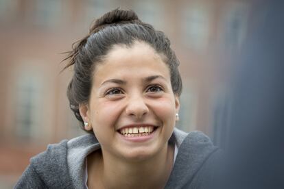 Retrato de la nadadora siria Yusra Mardini, quien competirá en la modalidad de 200 metros estilo libre. 