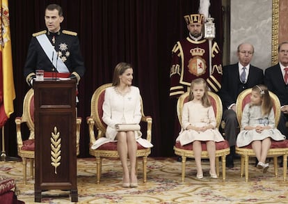 El rey Felipe VI, durante su primer discurso ante las Cortes Generales tras su proclamación. A su lado la reina Letizia, la princesa de Asturias y la infanta Sofía. 