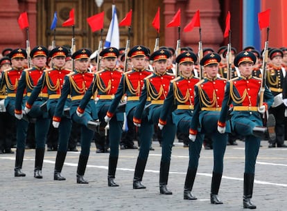 Militares russos marcham durante a comemoração da vitória sobre a Alemanha nazista e o fim da Segunda Guerra Mundial, em Moscou.