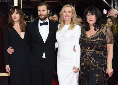 De izquierda a derecha, la actriz estadounidense Dakota Johnson, el actor irlandés Jamie Dornan, la directora británica Sam Taylor-Johnson y la escritora británica E.L. James posan durante el estreno de la película "Cincuenta sombras de Grey"