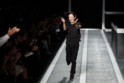 Alexander Wang es el primer diseñador estadounidense que se suma a una larga lista de diseñadores que han colaborado con la firma sueca, como Karl Lagerfeld, Stella McCartney, Roberto Cavalli, Jimmy Choo, Versace o Maison Martin Margiela. En la imagen, el diseñador recibe los aplausos del público tras la presentación de su colección deportiva en Nueva York.