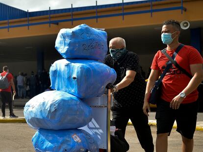 Ciudadanos cubanos en el aeropuerto José Martí en La Habana, en noviembre de 2020.