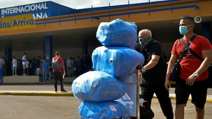 Ciudadanos cubanos en el aeropuerto José Martí en La Habana, en noviembre de 2020.