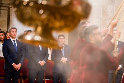 Los asistentes al acto religioso en la Catedral de Santiago presencian el ritual del Botafumeiro.
