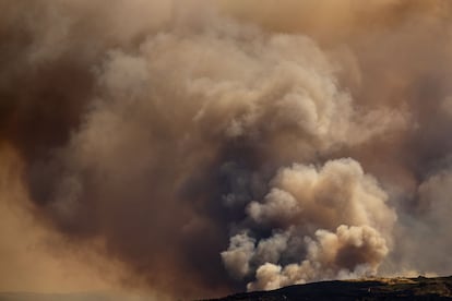 Columna de humo del incendio de Oímbra (Ourense), el martes.