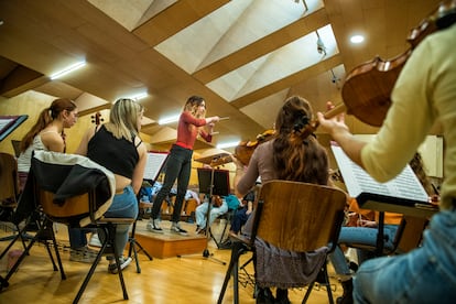 DVD 1148 (16/02/23) Reportaje sobre directoras de orquesta. Real Conservatorio de Madrid con las alumnas que están estudiando dirección (son 2 de unos 17 y contrasta con la orquesta, donde son más chicas que chicos). La clase es con todos los alumnos de dirección y la orquesta. © Claudio Álvarez