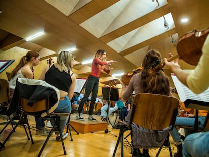 Marta Fernández, alumna de dirección de orquesta del Real Conservatorio Superior de Música de Madrid, durante una clase.