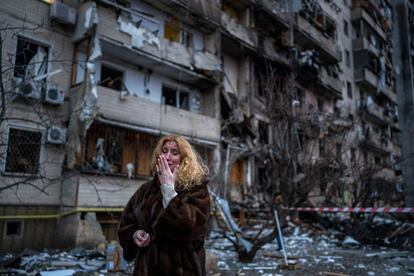 Una mujer muestra su desconsuelo después de que la finca donde vivía en Kiev fuera bombardeada.