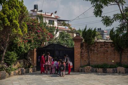 Niños residentes de la Casa Nepal se preparan para ir al colegio.