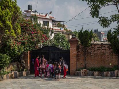 Niños residentes de la Casa Nepal se preparan para ir al colegio.