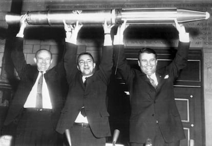 Los estadounidenses lograron su primer éxito el 31 de enero de 1958 con el 'Explorer 1'. En la imagen, los creadores del satélite Wernher von Braun, William Picketing y James Van Allenposan posan con el dispositivo, que fue lanzado con un cohete desarrollado para ensayar componentes de misiles y descubrió los cinturones de radiación de Van Allen que envuelven la Tierra.