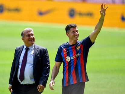 Joan Laporta junto Robert Lewandowski en el Camp Nou.