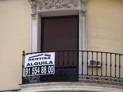 Anuncio de alquiler en un edificio del centro de Madrid. 