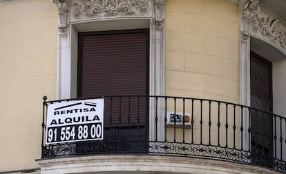 Anuncio de alquiler en un edificio del centro de Madrid. 