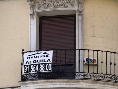 Anuncio de alquiler en un edificio del centro de Madrid. 