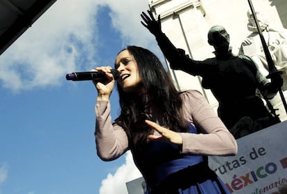 Julieta Venegas durante una actuación en Plaza de España.