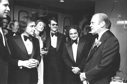De izquierda a derecha, Chevy Chase, Lorne Michael, Dan Aykroyd, John Belushi y el presidente Gerald Ford, en 1976.
